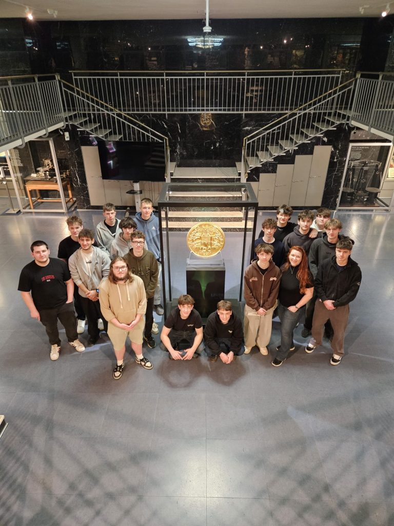 Exkurze v ČNB | Střední průmyslová škola a Vyšší odborná škola Kladno.